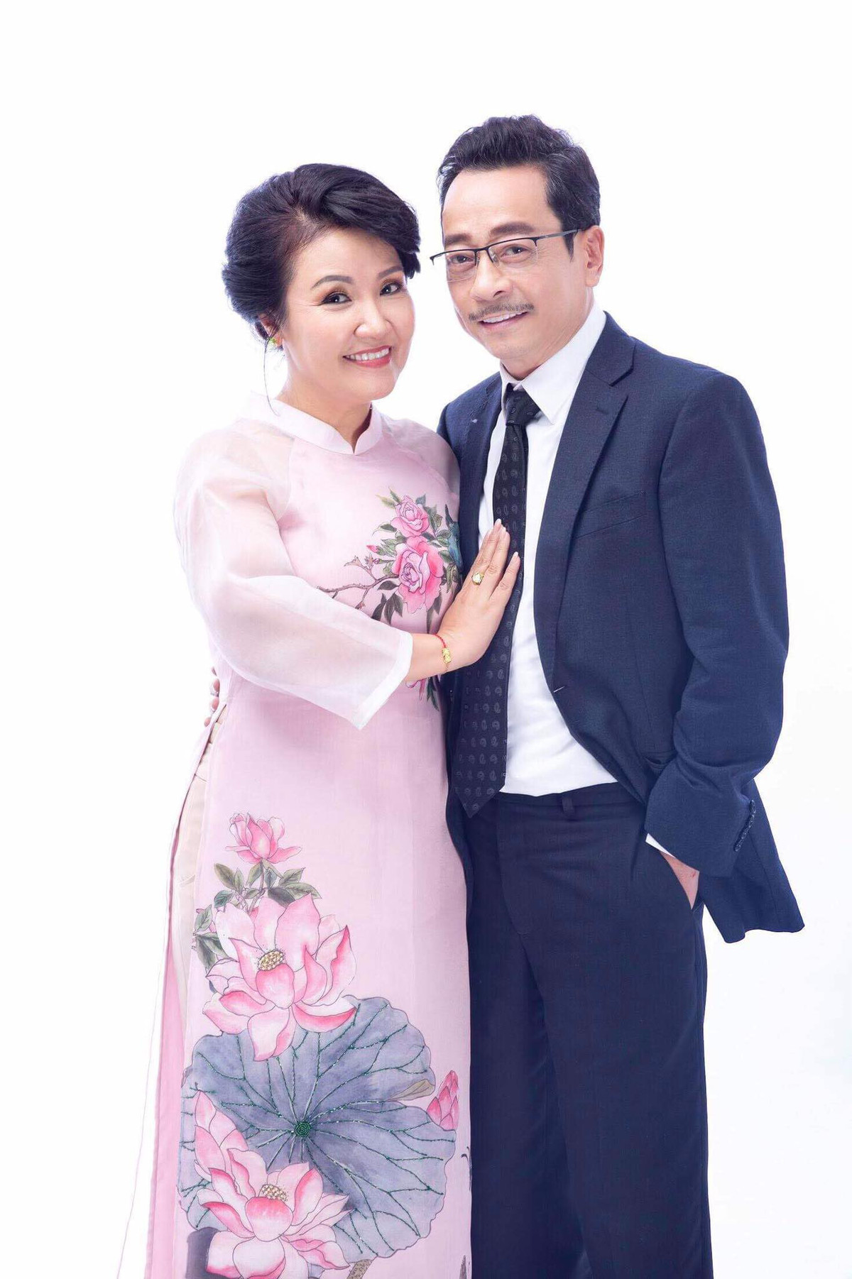 Nghệ sĩ Ngân Quỳnh may mắn được đóng chung với NSND Hoàng Dũng trong bộ phim nổi tiếng "Về nhà đi con". Đây là bộ phim đầu tiên và cũng là phim cuối cùng hai người hợp tác.