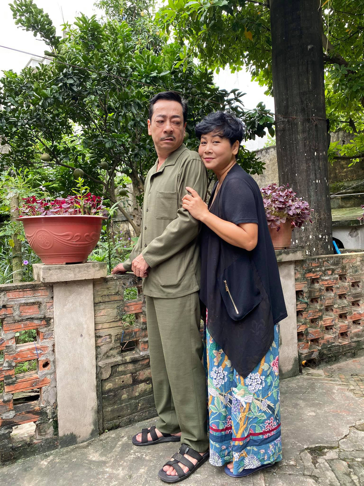 NSND Minh Hằng với NSND Hoàng Dũng có một tình cảm rất đặc biệt. Thuở hàn vi, cả hai từng gọi nhau đi lồng tiếng phim và từng chia sẻ với nhau những "gánh nặng áo cơm" đời thực. Bộ phim cuối cùng hai anh em đóng chung cũng là phim "Trở về giữa yêu thương". Trong phim, Minh Hằng đóng thông gia của Hoàng Dũng.