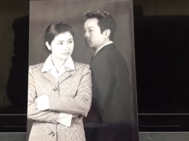 NSND Thu Hà là người gắn bó với NSND Hoàng Dũng cả trong nghề lẫn ngoài đời. Cả hai từng đóng chung rất nhiều tác phẩm như: Ăn mày dĩ vãng, Ám ảnh xanh, Ngôi nhà hạnh phúc, Mặt trời lạnh, Cầu vồng trắng, Anh đi tìm em, Tháp đoạn hồn, Ảo vọng, Cát bụi, Tiếng đàn vùng Mê Thảo, Mùa hoa sữa.