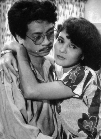  NSND Hoàng Dũng và NSND Hoàng Cúc cùng thế hệ với nhau và đều gắn bó với Nhà hát Kịch Hà Nội từ những ngày mới "chân ướt chân ráo" vào nghề. Trên sân khấu, cả hai đóng cặp với nhau không biết bao nhiêu vở kịch. Trên màn ảnh, cả hai đóng cùng nhau trong bộ phim nổi tiếng "Tướng về hưu" cùng một số phim khác.