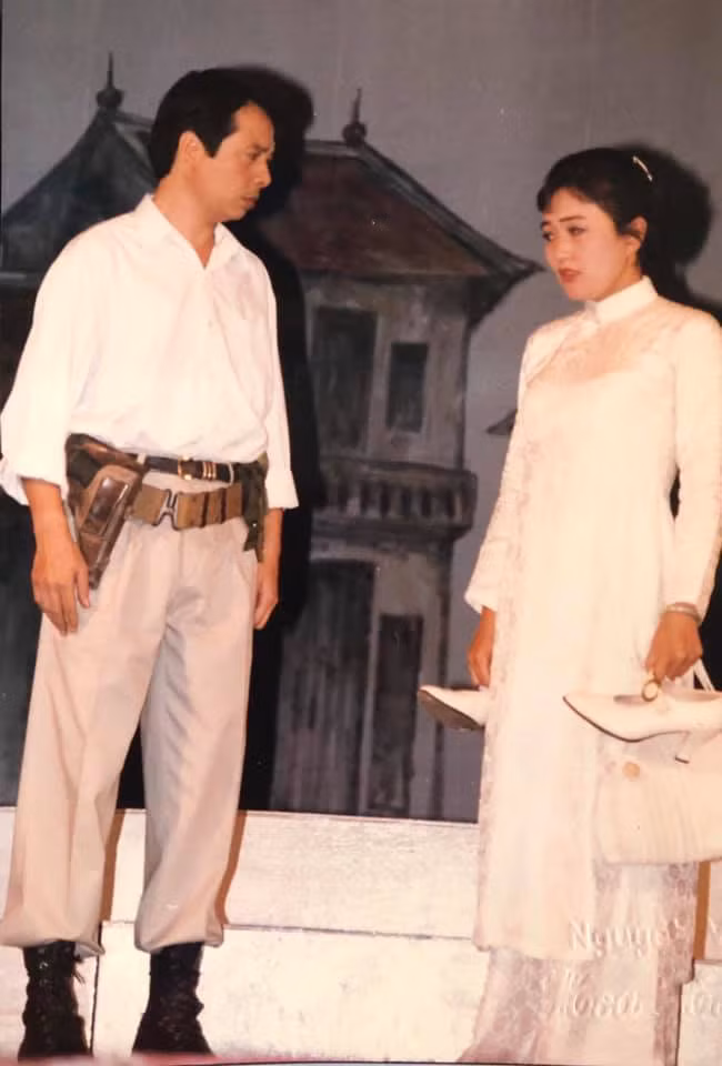 NSND Hoàng Dũng với NSND Minh Hòa một thời là cặp bài trùng trên sân khấu. Cả hai đóng chung với nhau hàng loạt vở diễn như: Ảo vọng, Hà Nội đêm trở gió, Lũy hoa, Mùa Thu không lá vàng, Khoảng trống, Sám hối, Vòng đời, Đời người như giấc mộng...