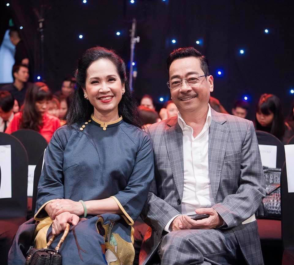 NSND Lan Hương và "Người phán xử" Hoàng Dũng dù không cùng Nhà hát nhưng lại gắn bó thân thiết. Sự ra đi của đàn anh khiến nữ nghệ sĩ vô cùng bàng hoàng. Chị viết: "Một nỗi buồn không thể nói thành lời. Một nỗi trống vắng, bơ vơ khi không còn anh nữa - người anh lớn của tôi. Người luôn đem tới cho tôi niềm tin vào cuộc sống và công việc. Tôi đã mất đi một người anh lớn. Nền nghệ thuật nước nhà mất đi một người truyền lửa, một nghệ sĩ tài ba".