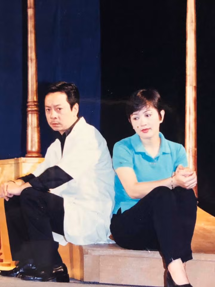 "Giờ đây, khi ngồi lật tìm những tấm ảnh, những kỷ niệm cứ lộn xộn hiện về. Nhớ lúc anh cười, lúc anh cáu khi tập không đúng, rồi lại nhớ lúc anh trêu đùa mọi người. Em chỉ đưa một số hình ảnh vở diễn anh thật trẻ thôi để nhớ về người anh lớn, người bạn diễn và sếp của em. Anh sẽ sống mãi trong từng vai diễn để lại cho đời", NSND Minh Hòa chia sẻ trên trang cá nhân.