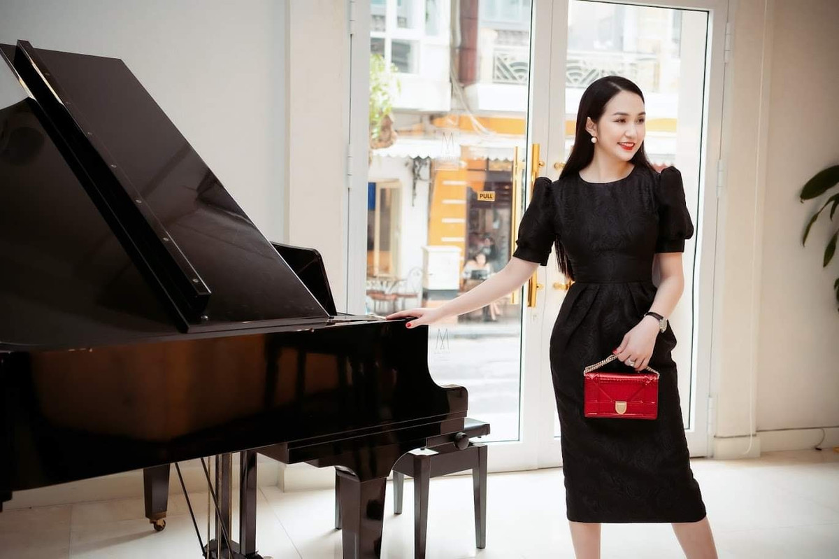 Mới đây, bà xã Tuấn Hưng khiến nhiều người không khỏi bất ngờ khi lấn sân sang thiết kế thời trang, thực hiện bộ sưu tập hè dành cho phái nữ. Bộ sưu tập mang đến hình ảnh cô gái trẻ năng động, tự tin theo cách của riêng mình.