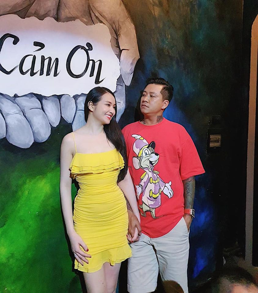 Bà xã Tuấn Hưng vốn luôn ghi điểm tuyệt đối với các mẫu đầm ôm sát vô cùng gợi cảm, quyến rũ.