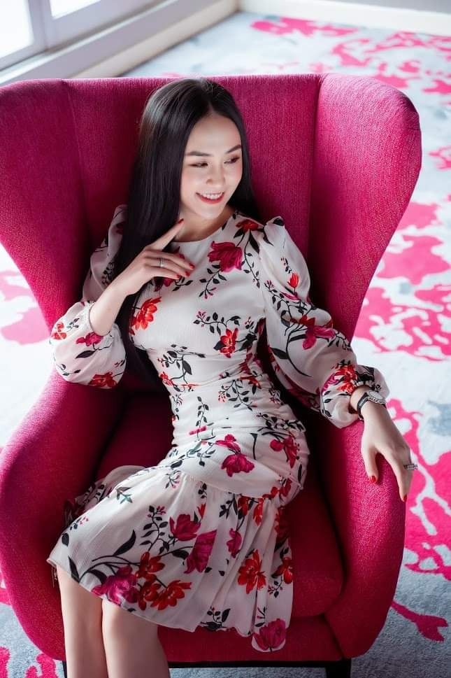 Chiếc đầm voan chân bèo tay bồng vô cùng tỉ mỉ và sắc sảo tôn lên các ưu điểm cho chị em.