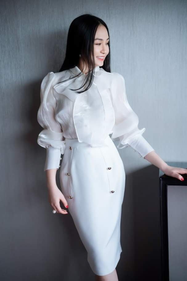 Vợ Tuấn Hưng ưa chuộng những thiết kế trẻ trung, thanh lịch, tối giản chi tiết và mang tính ứng dụng cao nhưng không bó buộc bản thân trong bất kỳ phong cách nào.