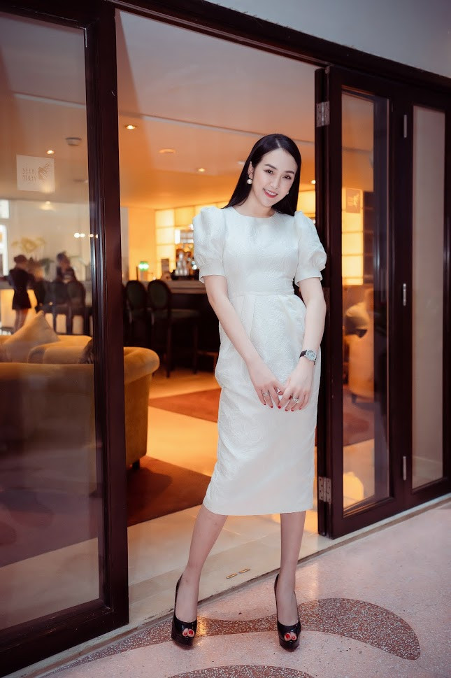 Thiết kế gam màu trơn nền nã gồm 2 màu đen và trắng nhưng cũng không kém phần thu hút với đường bo eo khoe trọn đường cong tinh tế mà lại vô cùng thanh lịch và sang trọng.