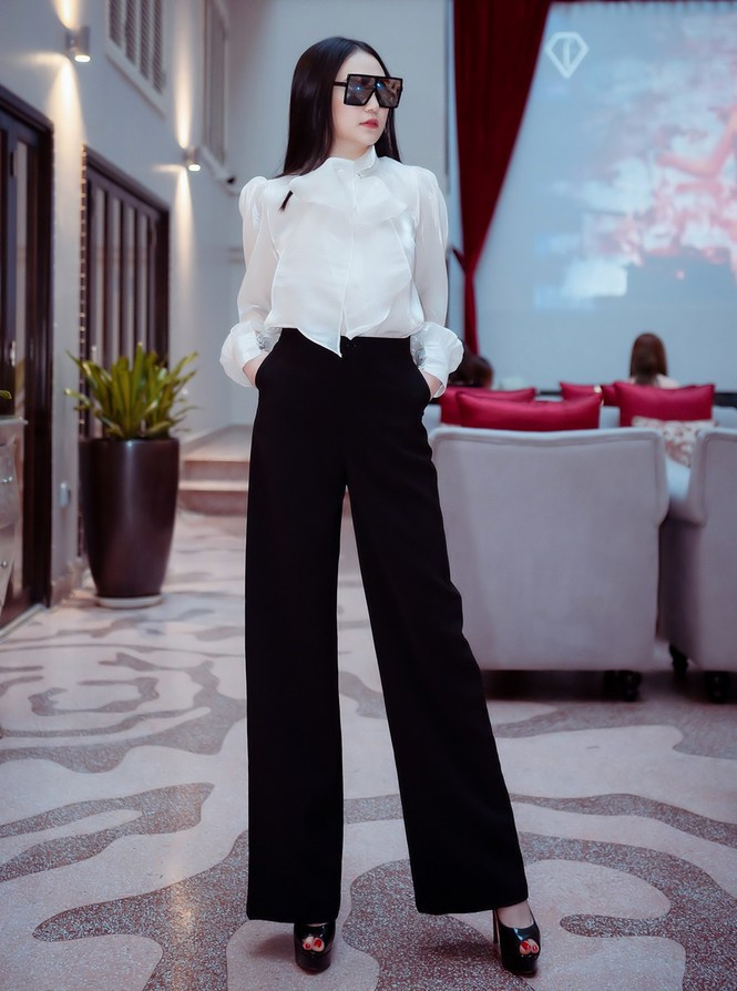 Sự biến hoá thời trang không dừng lại ở cách lựa chọn kiểu dáng mà còn ở màu sắc, hoạ tiết.