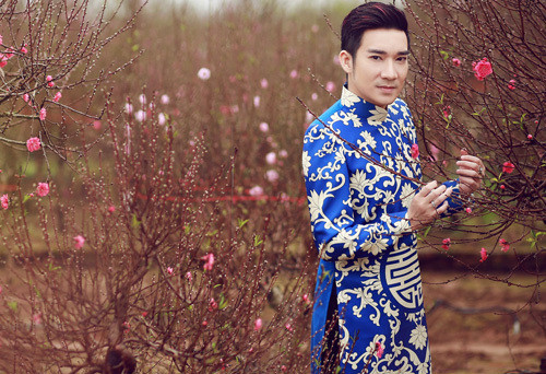 Quang Hà mặc áo dài ra vườn đào Nhật Tân của Hà Nội chụp hình và ngắm hoa.