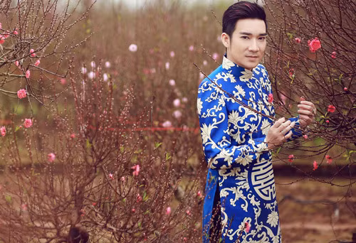 Quang Hà mặc áo dài ra vườn đào Nhật Tân của Hà Nội chụp hình và ngắm hoa.