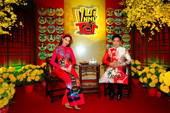 MC Trấn Thành rất chuộng trang phục áo dài khi dẫn các chương trình Tết.