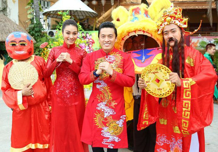 Cậu cháu Lam Trường - Minh Thư diện áo dài "ton-sur-ton" nổi bật chúc Tết ngày xuân.