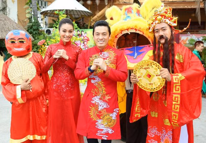 Cậu cháu Lam Trường - Minh Thư diện áo dài "ton-sur-ton" nổi bật chúc Tết ngày xuân.