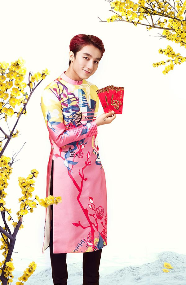 Sơn Tùng bảnh bao với tà áo dài mang họa tiết, màu sắc hiện đại.