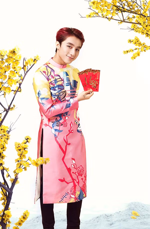 Sơn Tùng bảnh bao với tà áo dài mang họa tiết, màu sắc hiện đại.