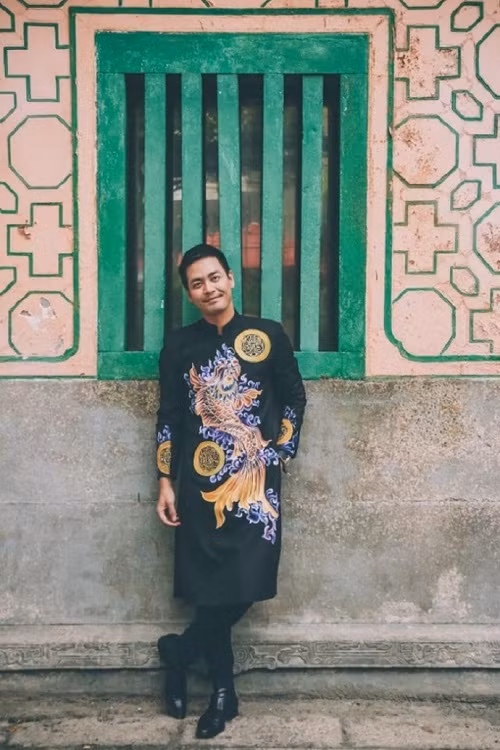 MC Phan Anh diện áo dài và đi chợ hoa những ngày cuối năm.