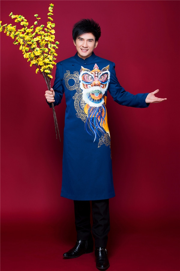 Đan Trường chọn cho mình áo dài đa sắc với nhiều họa tiết công phu cùng với đó là nụ cười “gây thương nhớ” cho khán giả hơn 20 năm qua.