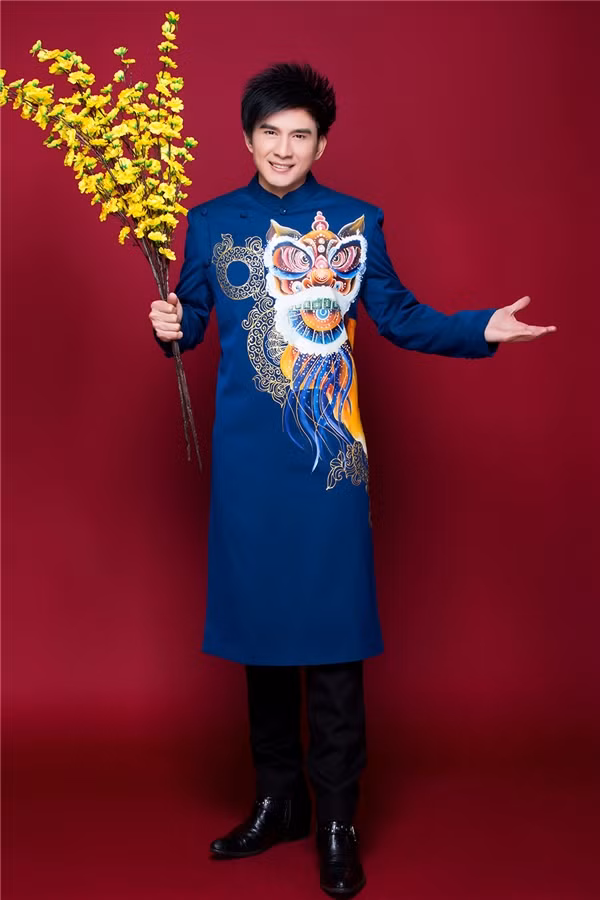 Đan Trường chọn cho mình áo dài đa sắc với nhiều họa tiết công phu cùng với đó là nụ cười “gây thương nhớ” cho khán giả hơn 20 năm qua.