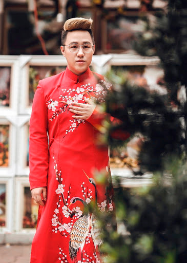 Ca sĩ Trung Quân dạo phố với bộ áo dài họa tiết hoa đào, chim hạc.