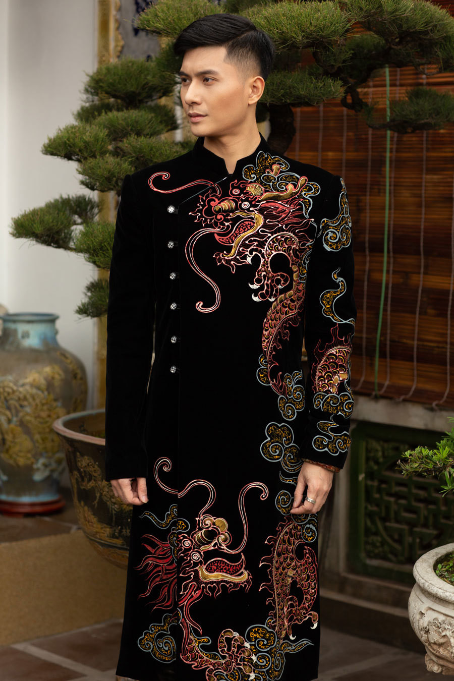 Chất liệu chủ đạo là gấm và lụa tafta cao cấp với các màu sắc vừa sang trọng, xa hoa, huyền bí nhưng cũng vẫn tươi sáng và mang hơi hướng hiện đại.