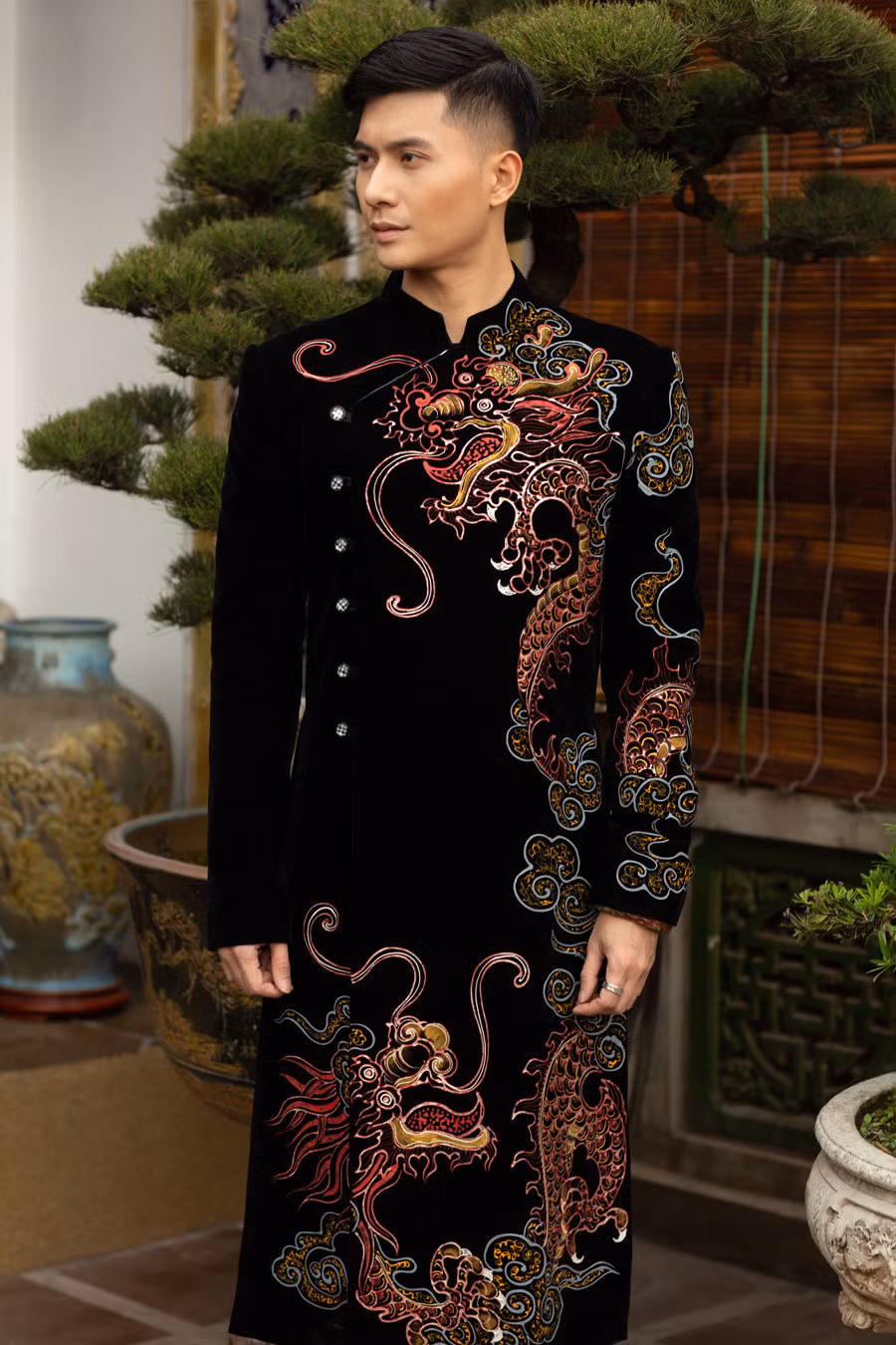 Chất liệu chủ đạo là gấm và lụa tafta cao cấp với các màu sắc vừa sang trọng, xa hoa, huyền bí nhưng cũng vẫn tươi sáng và mang hơi hướng hiện đại.