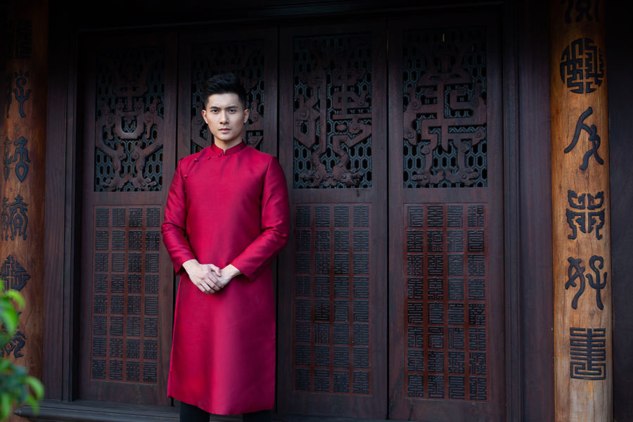 Mới đây, Lâm Bảo Châu xuất hiện thần thái và nam tính trong bộ sưu tập “Gấm hoa giữa đời” của NTK David Minh Đức gợi ý các chàng diện áo dài đón Tết.