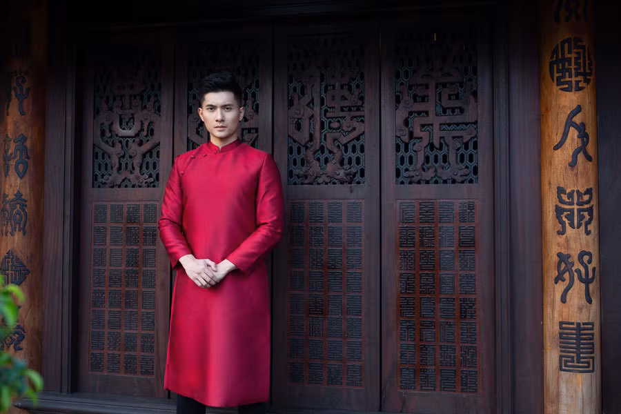 Mới đây, Lâm Bảo Châu xuất hiện thần thái và nam tính trong bộ sưu tập “Gấm hoa giữa đời” của NTK David Minh Đức gợi ý các chàng diện áo dài đón Tết.