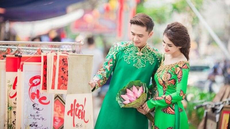 Vợ chồng diễn viên Văn Anh - Tú Vi mang đến cho độc giả những giá trị Tết truyền thống khi mặc áo dài dạo phố. Ảnh: Internet.