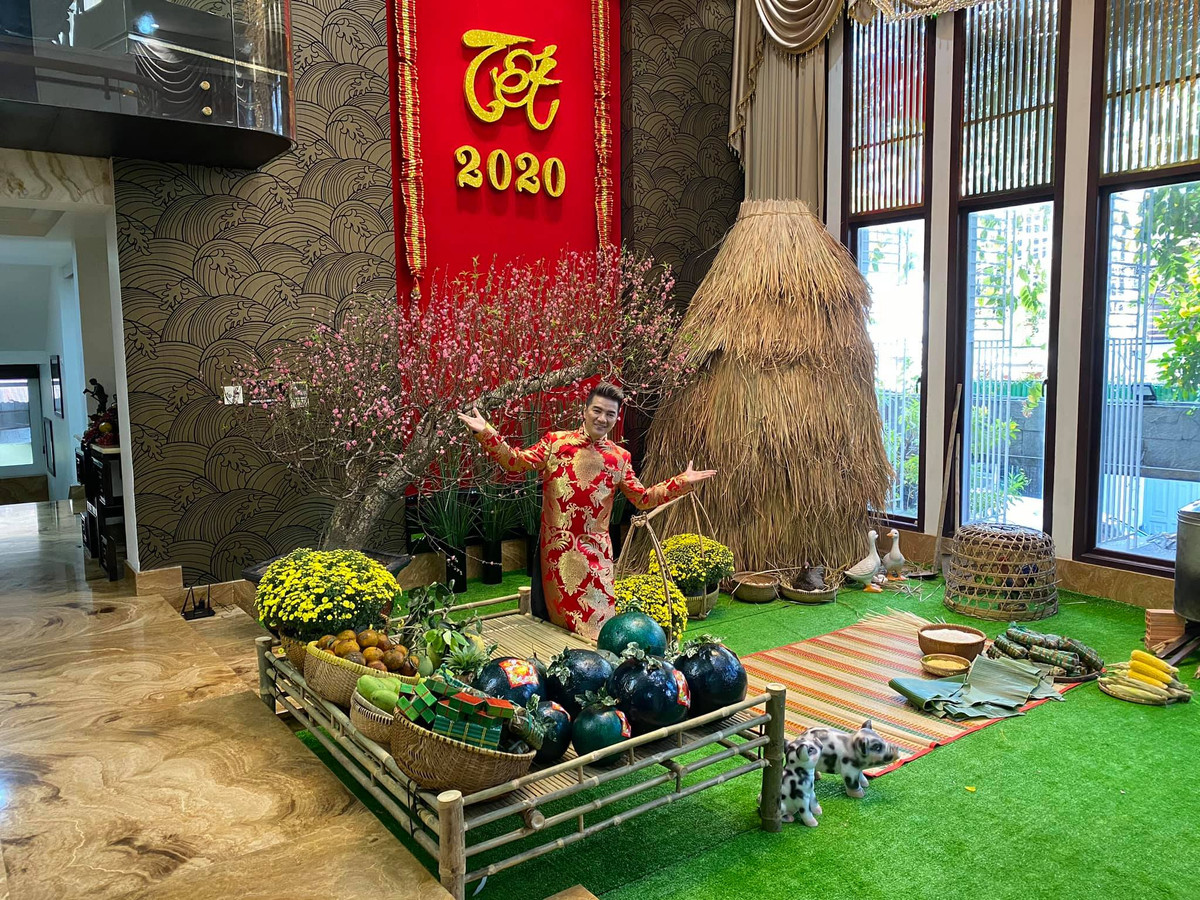 Ca sĩ Đàm Vĩnh Hưng tươi tắn trong bộ áo dài đỏ rực rỡ.