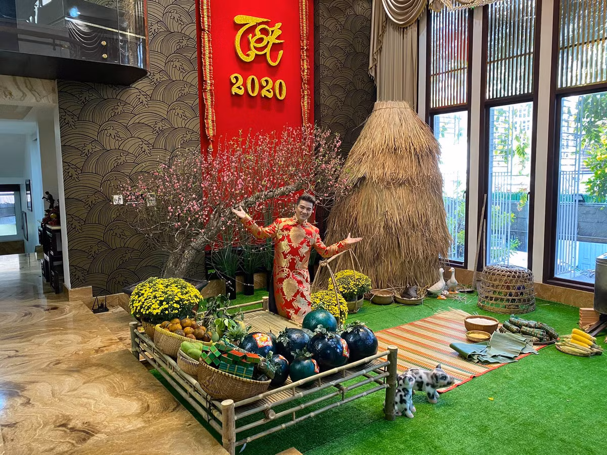 Ca sĩ Đàm Vĩnh Hưng tươi tắn trong bộ áo dài đỏ rực rỡ.