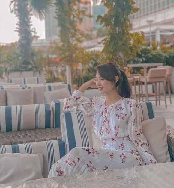 Trên trang cá nhân ca sĩ Minh Hằng cũng chia sẻ về vóc dáng sau Tết của mình. Minh Hằng viết trên Facebook: “Ủa vậy là hết Tết rồi phải không mọi người? Để khâu cái mỏ lại chứ nay tròn rồi”.