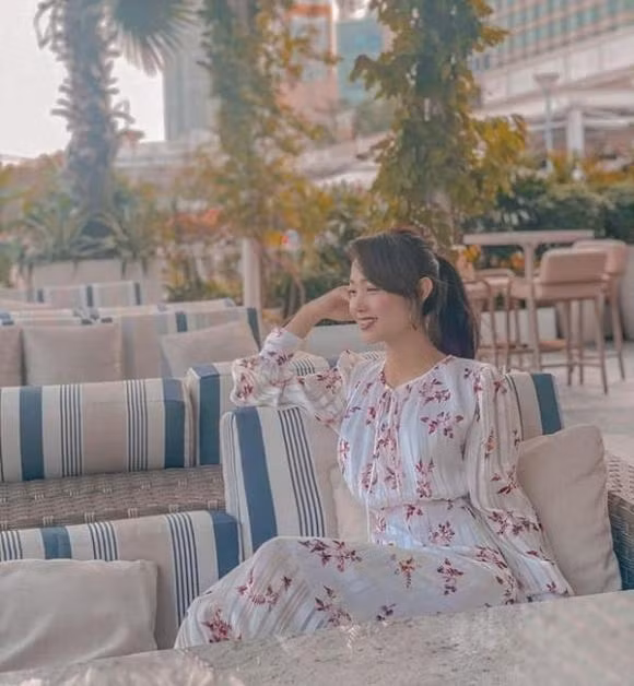 Trên trang cá nhân ca sĩ Minh Hằng cũng chia sẻ về vóc dáng sau Tết của mình. Minh Hằng viết trên Facebook: “Ủa vậy là hết Tết rồi phải không mọi người? Để khâu cái mỏ lại chứ nay tròn rồi”.