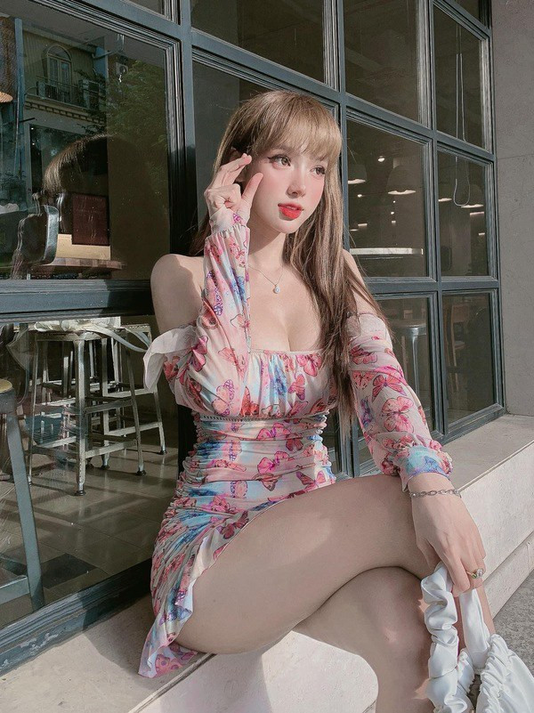 Những mẫu váy ngắn ôm sát với thiết kế trễ vai được cô nàng ưa chuộng.