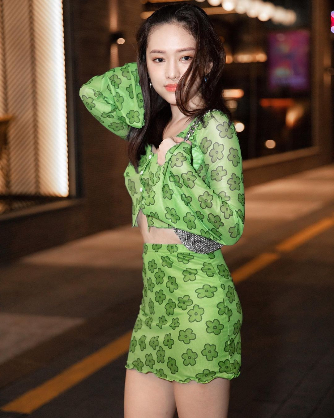 Thuý Vi hay tận dụng các item như áo croptop, quần cạp cao, đầm xẻ ngực, đầm ôm body... nhằm phô diễn triệt để đường cong của cơ thể.