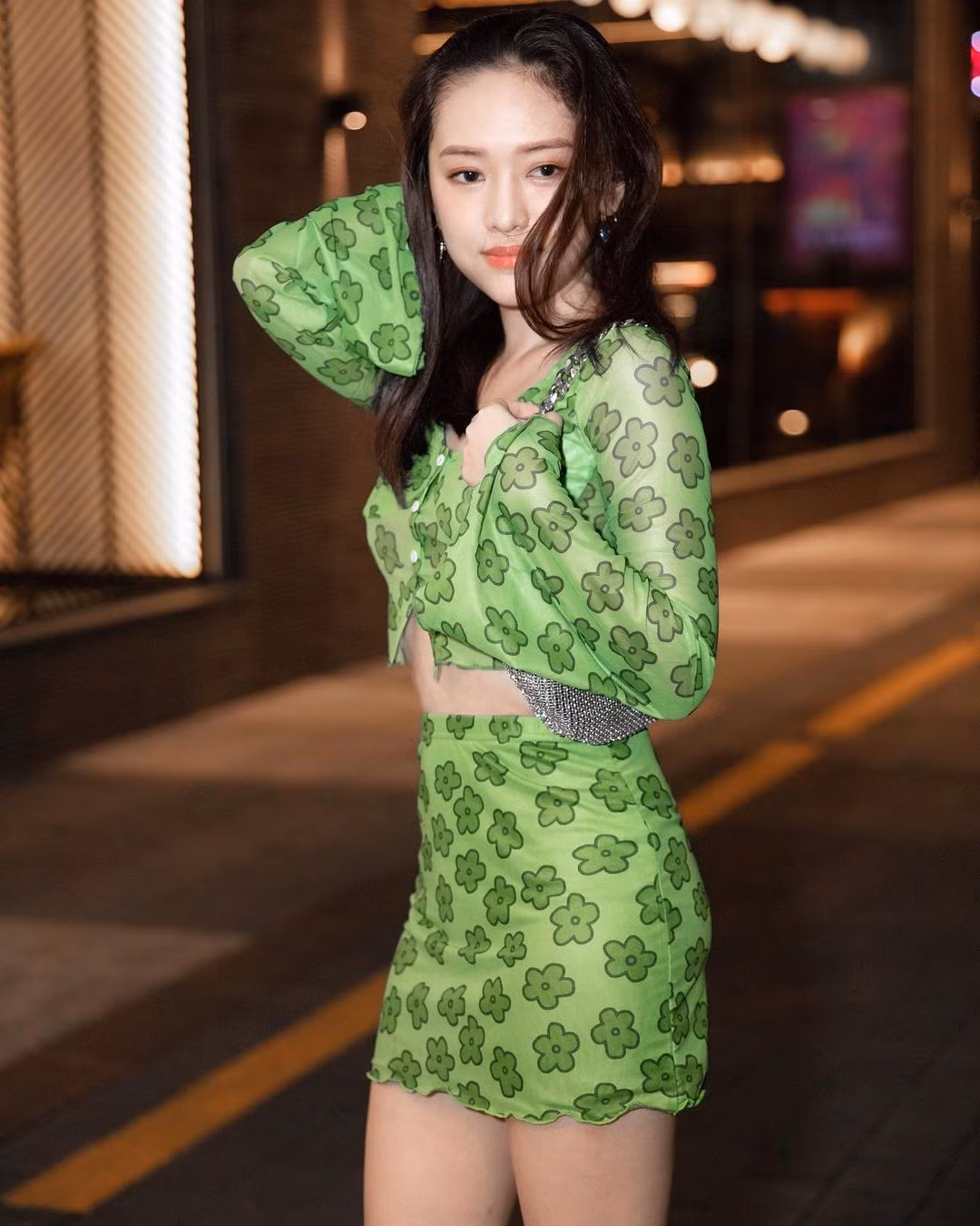 Thuý Vi hay tận dụng các item như áo croptop, quần cạp cao, đầm xẻ ngực, đầm ôm body... nhằm phô diễn triệt để đường cong của cơ thể.