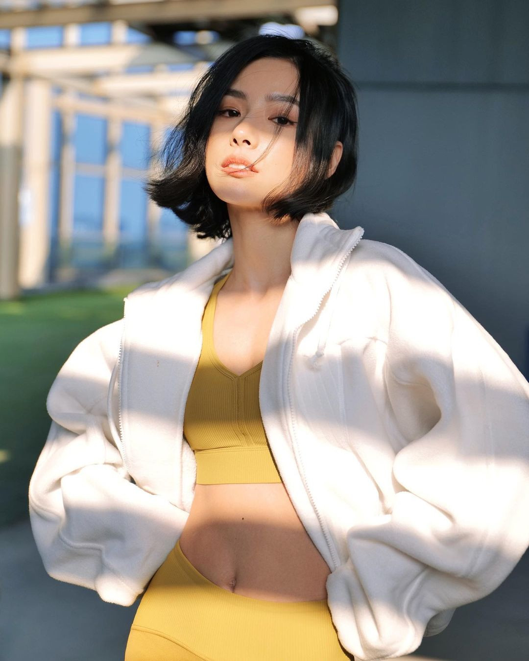 Vẻ đẹp cân đối của người đẹp phòng gym lại mang đến nét quyến rũ một cách tinh tế khi diện đồ gợi cảm.