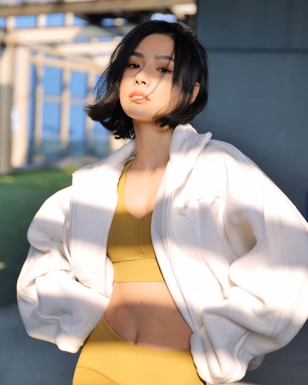 Vẻ đẹp cân đối của người đẹp phòng gym lại mang đến nét quyến rũ một cách tinh tế khi diện đồ gợi cảm.