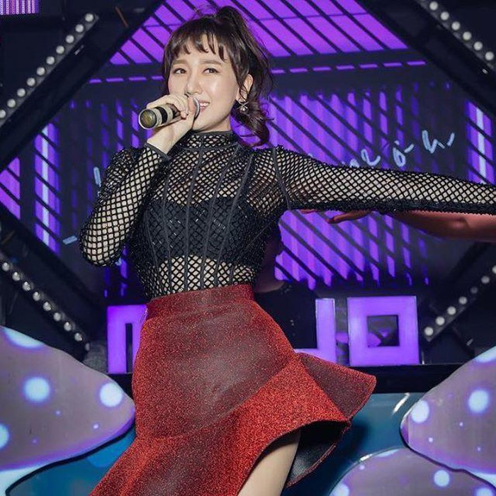 Theo đuổi phong cách dễ thương nên Hari Won không được đánh giá cao khi diện trang phục lưới.