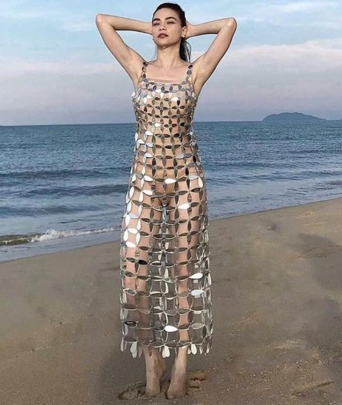 Diện váy lưới với lớp lót quá mỏng màu da, Hồ Ngọc Hà khiến nhiều người cho rằng không mặc gì ở trong, gây phản cảm.