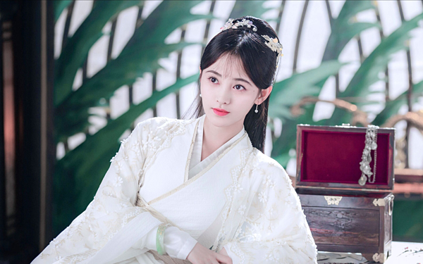 Nhan sắc xinh đẹp và làn da trắng như tuyết của Cúc Tịnh Y luôn là đề tài thu hút được sự quan tâm đặc biệt của cộng đồng mạng. Theo thời gian, cô nàng lại càng đẹp lên trông thấy.