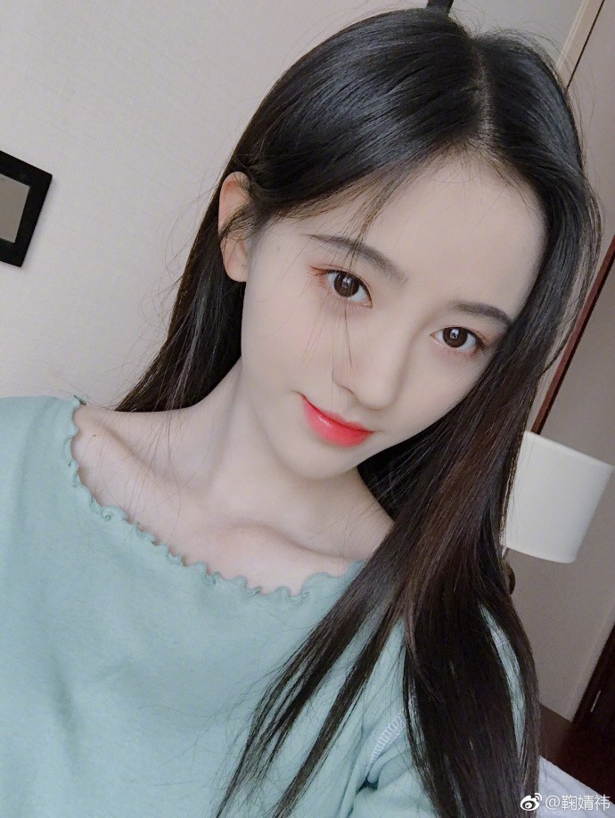 Tuy nhiên, nếu uống mãi nước tinh khiết cảm thấy nhàm chán thì bạn có thể đổi qua uống nước trà xanh. Hàm lượng vitamin C trong trà xanh gấp 5 lần so với chanh. Vitamin A và vitamin B2 có trong trà xanh giúp làm dịu da, tiêu mụn, nhăn ngừa hình thành sắc tố và tàn nhang.