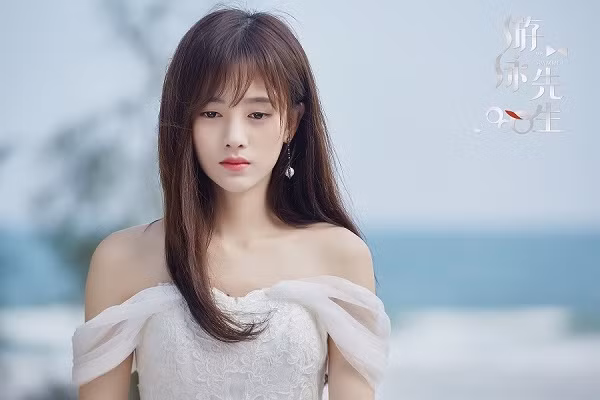 Cúc Tịnh Y từng chia sẻ với báo chí về phương pháp làm đẹp của mình rằng: "Để có làn da trắng như tuyết, môi đỏ như thoa son, bí quyết của tôi chỉ là uống nước mỗi ngày".