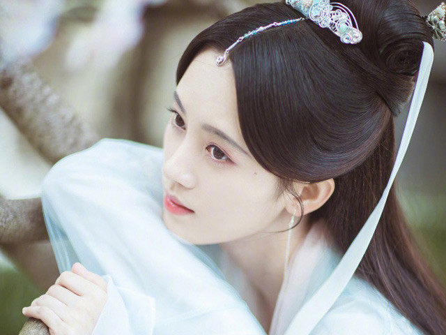 Dùng nước gạo rửa mặt: Cúc Tịnh Y cũng sử dụng nước vo gạo để rửa mặt mỗi ngày. Vitamin B có trong nước vo gạo nổi tiếng với khả năng làm trắng mịn làn da, giúp gương mặt nàng mỹ nhân lúc nào cũng hồng hào, tươi tắn.