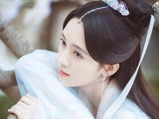 Dùng nước gạo rửa mặt: Cúc Tịnh Y cũng sử dụng nước vo gạo để rửa mặt mỗi ngày. Vitamin B có trong nước vo gạo nổi tiếng với khả năng làm trắng mịn làn da, giúp gương mặt nàng mỹ nhân lúc nào cũng hồng hào, tươi tắn.