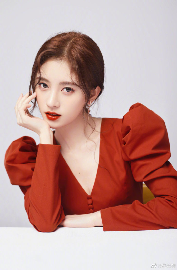 Làn da trắng sáng, mịn màng của Cúc Tịnh Y là mong ước của không ít chị em. Như bao người khác, lẽ hiển nhiên là cô nàng cũng có cho mình những bí quyết dưỡng da rất riêng.