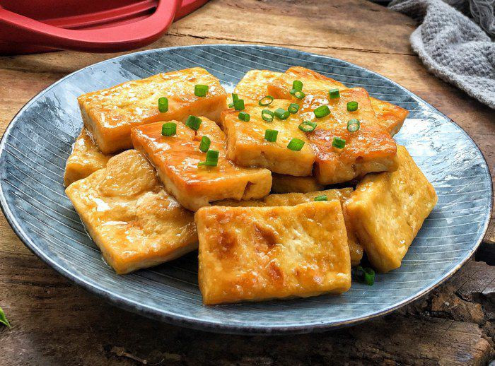 5. Đậu phụ: Đây là nguồn cung cấp protein và chất chống oxy hóa dồi dào. Các nhà khoa học đã đánh giá các đặc tính bảo vệ gan và phát hiện rằng ăn đậu phụ thường xuyên làm giảm mức cholesterol xấu, giảm trọng lượng và tăng tổng nồng độ protein và albumin.