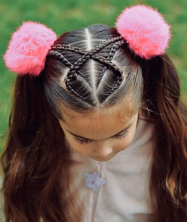 Mariya có 2 con gái, là bé Briana (8 tuổi) và Ariana (6 tuổi). Cô luôn mong muốn tự tạo nên những kiểu tóc tết dễ thương trên mái tóc của con mình thay vì những kiểu tóc búi hoặc tóc đuôi ngựa thông thường.