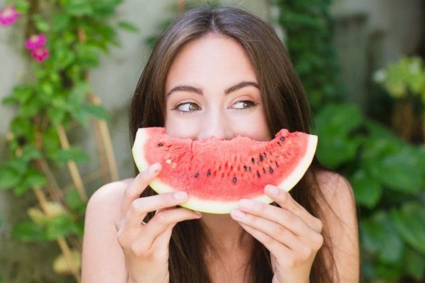 Dưa hấu: Thực phẩm này chứa rất nhiều nước, giúp cung cấp đủ nước cho da và cơ thể trong thời tiết hanh khô. Hơn nữa, lượng nước có rất nhiều trong dưa hấu cũng giúp giảm bớt mọi độc tố ra khỏi cơ thể bạn.
