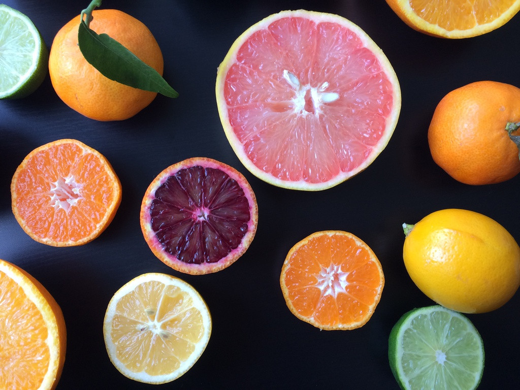 Trái cây giàu vitamin C: Trái cây họ cam quýt cung cấp vitamin C, thúc đẩy hình thành collagen và làm chậm sự tác động gây hại của gốc tự do.